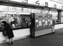 170240 Afbeelding van de plaatskaartenautomaat in de hal van het N.S.-station Rotterdam C.S. te Rotterdam.